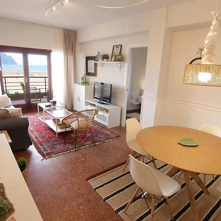 Piso Reformado Con Vistas A La Playa De Apartamento Laredo